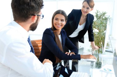 portre. iş takım tartışıyor