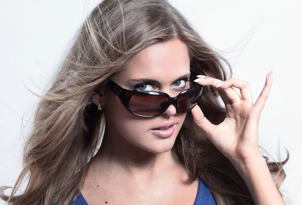 Acercamiento mujer joven con las grandes gafas de sol modernas —  Fotos de Stock