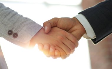 Beyaz arka planda izole edilmiş iş adamları el sıkışıyor
