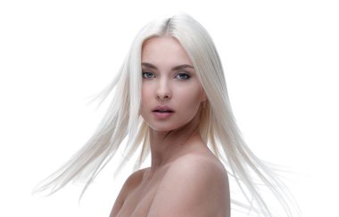 Güzel, bakımlı genç bir kadının yakın çekimi.