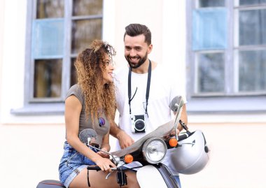 Scooter binmek. Güzel çift sürme scooter birlikte.