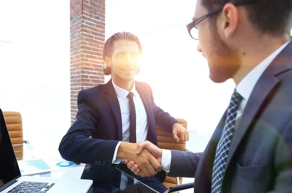 Primo piano. stretta di mano di affari in un ufficio . — Foto Stock