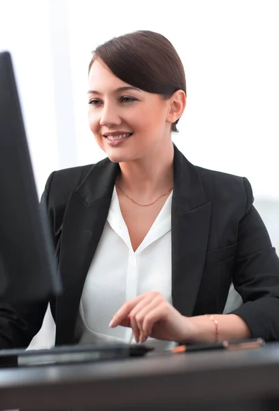 Bilgisayarda çalışan bir kendine güvenen genç iş kadını closeup — Stok fotoğraf