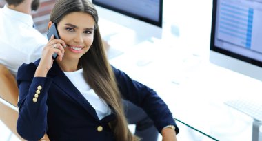 cep telefonunu konuşurken ciddi kadın çalışan