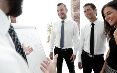 iş takım üzerinde boş bir flipchart işaret eden işadamı.