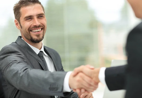 机の上のビジネス パートナーのクローズ アップ .handshake — ストック写真