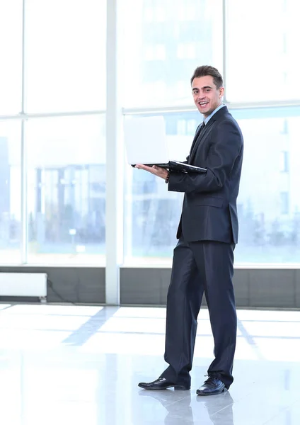 Uomo business executive utilizzando laptop in ufficio — Foto Stock