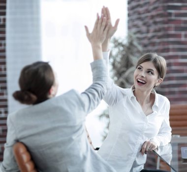 İş ekibinin üyeleri birbirlerine beşlik çakıyor..