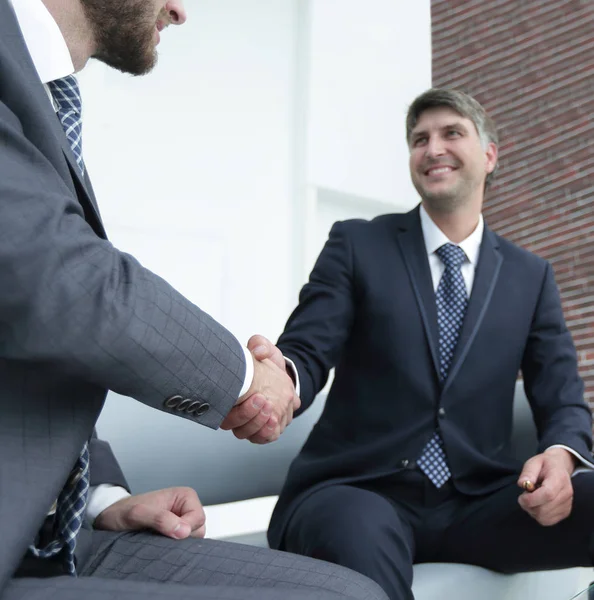 Handshake manager och advokat på kontoret — Stockfoto