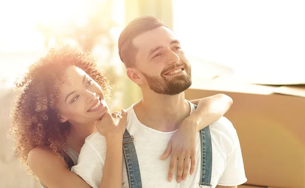 Feliz casal examina um novo apartamento — Fotografia de Stock