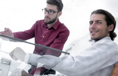 bir masanın arkasında oturan alt view.businessman