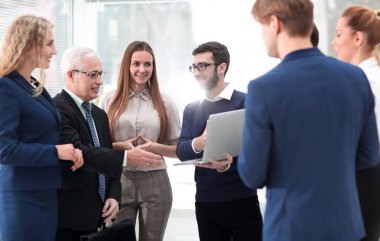 büyük işadamı için dizüstü bilgisayarda bilgi gösterilen iş takım.