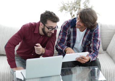 iki creative web tasarımcıları bir tablet ve bir dizüstü bilgisayar ile çalışma.