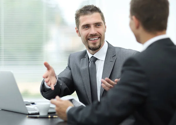 Closeup.Business kollegor sitta vid ett skrivbord. — Stockfoto