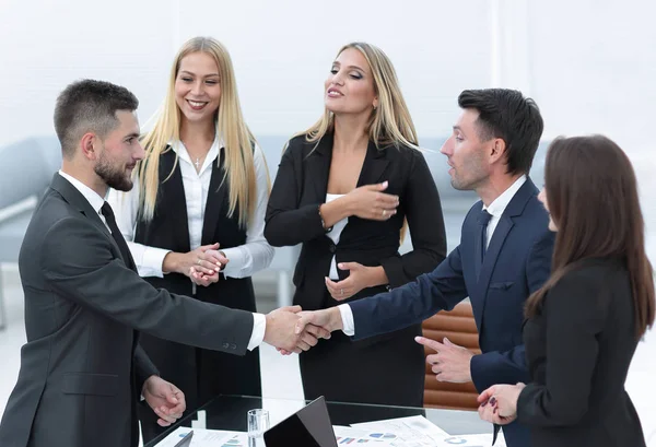 Parceiros de negócios handshake após discussão do contrato — Fotografia de Stock