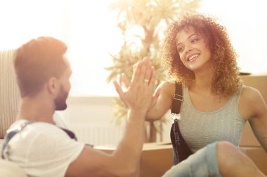 Birbirimizi beş yeni bir ev ile veren genç Çift