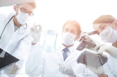 genç bilim adamları mikroskop ve test tüpleri ile çalışma