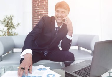 İş adamı, bir ortakla mali sorunları tartışıyor