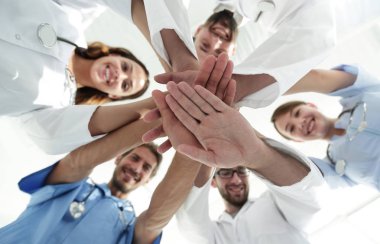 Alt görünümü. kapatmak yukarıya-in bir doktorlar birlikte ellerini katlanmış