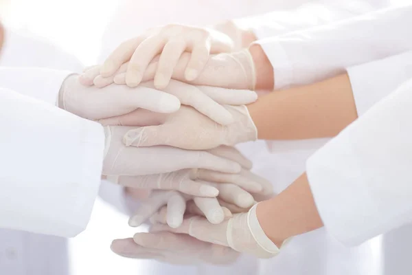 Mãos unidas da equipe médica de perto — Fotografia de Stock