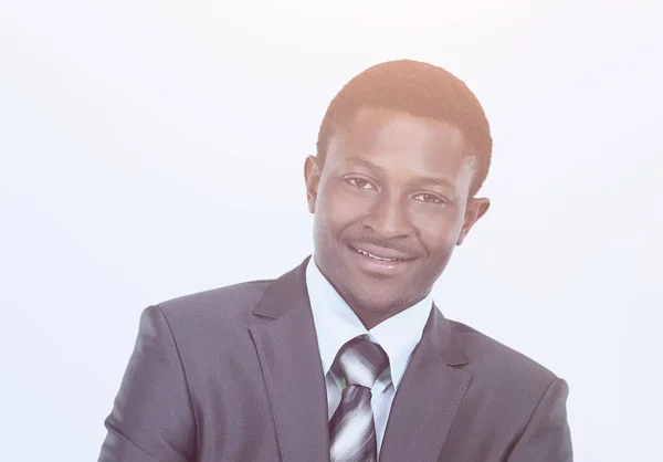 Zdjęcie uśmiechający się afrykańskiego człowieka ubranego w garnitur, stojąc na białym tle — Zdjęcie stockowe