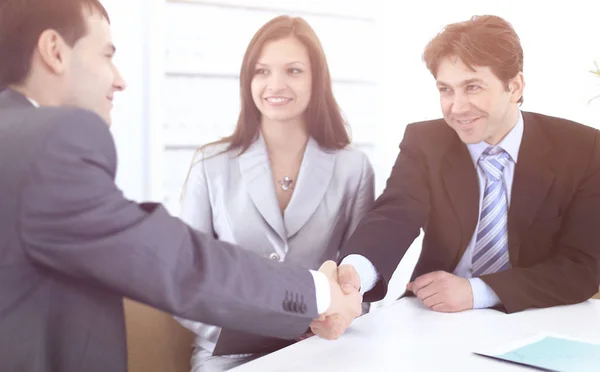 Parceiros de negócios handshake no local de trabalho — Fotografia de Stock