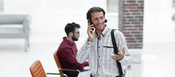 Man talar på smartphone i Office — Stockfoto