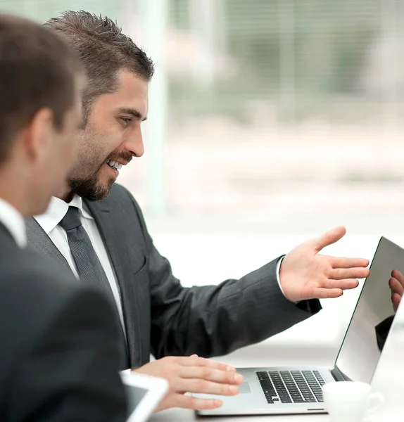 Primi piani. Colleghi d'affari che discutono questioni di lavoro — Foto Stock