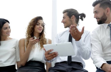 iş arkadaşları ile dijital tablet.