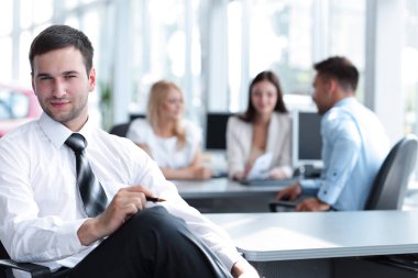 Masada oturan kendine güvenen işadamı portresi