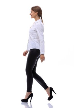 Tarafsız bakış. Tamamen büyümüş. Kendine güvenen genç bir kadın güvenli bir şekilde ilerliyor..