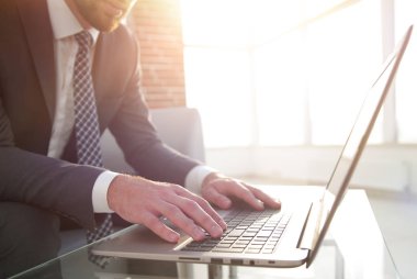 Modern ofiste çalışan başarılı iş adamının portresi.