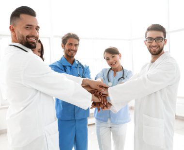 Doktor beyaz bir arka plan üzerinde başarılı bir grup arka plan görüntüsü