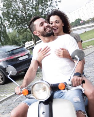 Mutlu çift retro motosiklet sürme tam uzunlukta yan görünüm