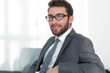 closeup.confident işadamı bir sandalyede oturuyor