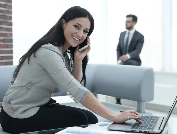 Mulher assistente no local de trabalho no escritório — Fotografia de Stock