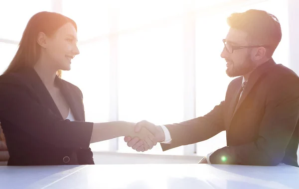 Vriendelijke glimlachende business mensen handshaking na aangename tal — Stockfoto