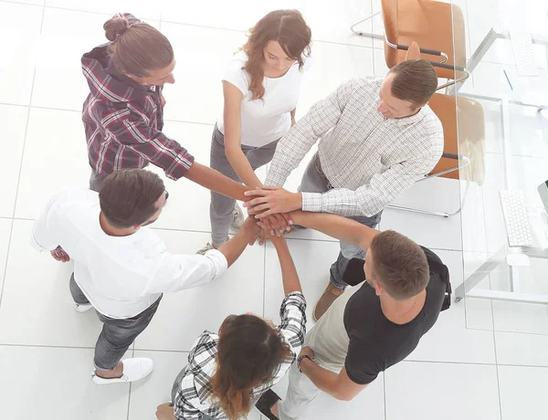 Vista desde el grupo.grupo creativo de jóvenes — Foto de Stock