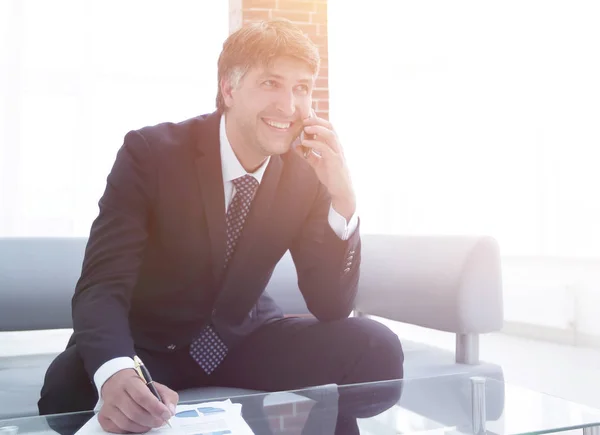 Empresário falando no smartphone no escritório — Fotografia de Stock