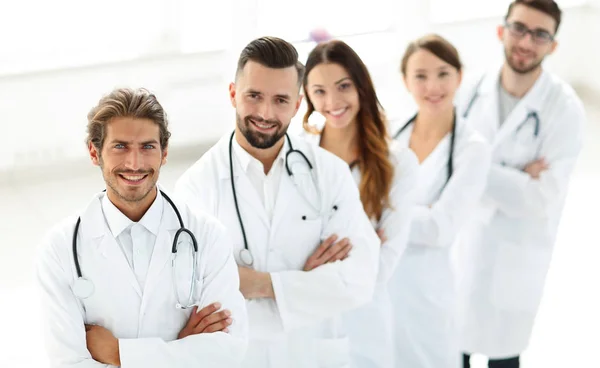 Портрет медичної команди, що стоїть зі зброєю, перетнутою в лікарні — стокове фото