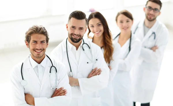 Retrato da equipe médica de pé com os braços cruzados no hospital — Fotografia de Stock