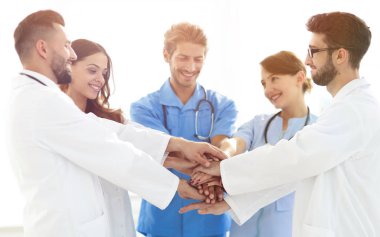 Doktorlar ve hemşireler el ele tutuşuyor. karşılıklı yardım kavramı.