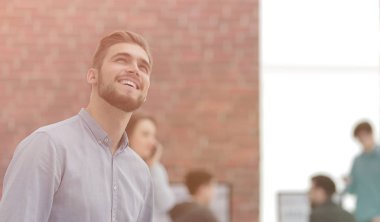 Ofiste gülümseyen iş adamının portresi.