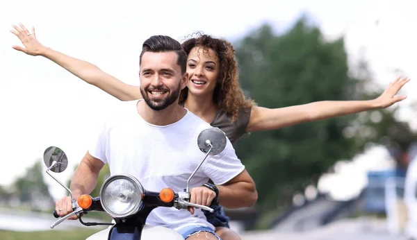 幸福的夫妇驾驶摩托车在暑假假期兴奋 — 图库照片