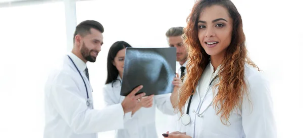 Confident doctors in hospital looking at x-ray. — Stock Photo, Image