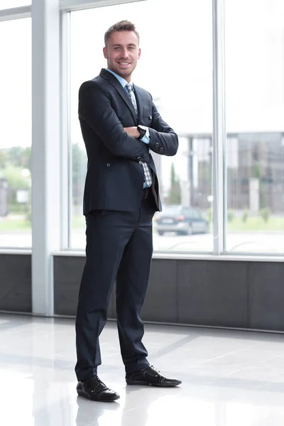 Retrato de empresário confiante no fundo do escritório — Fotografia de Stock