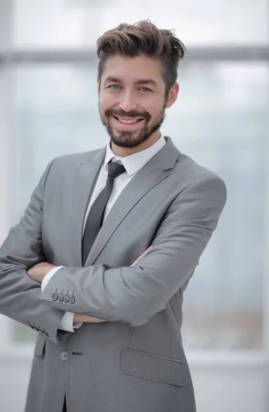 Ein junger Mann im grauen Anzug — Stockfoto