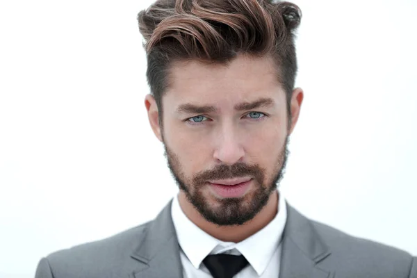 Un hombre de negocios serio con traje y corbata. fondo azul — Foto de Stock