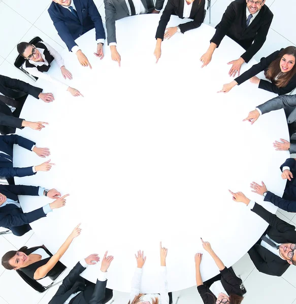 Grupo de empresarios que se sientan en la mesa redonda. el concepto empresarial — Foto de Stock