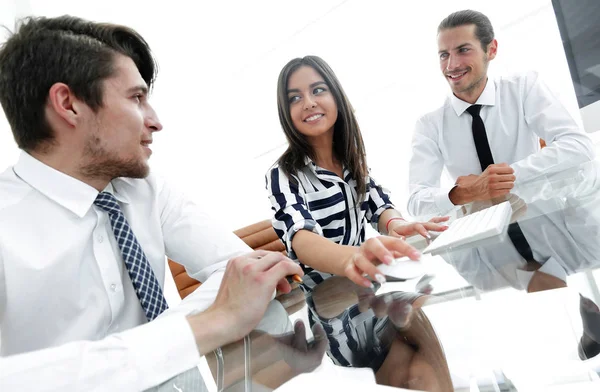 Geschäftsteam sitzt am Schreibtisch — Stockfoto